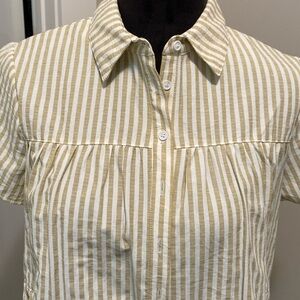Ladies short sleeve button up blouse size small